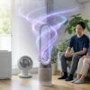 空気清浄機とサーキュレーターの機能を融合した洗練された一体型モデルを使用し、快適な空気環境を楽しむ日本人ファミリー。