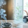 薄暗い部屋に充満するタバコの煙と灰皿に、戸惑う表情の女性と稼働する空気清浄機のコントラスト。