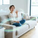 2台の空気清浄機、ソファーに座る女性。
