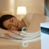 寝室で安らかに眠る日本人の女性と、足元で稼働する空気清浄機。快適な睡眠環境を表現したアイキャッチ画像。