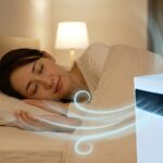 寝室で安らかに眠る日本人の女性と、足元で稼働する空気清浄機。快適な睡眠環境を表現したアイキャッチ画像。